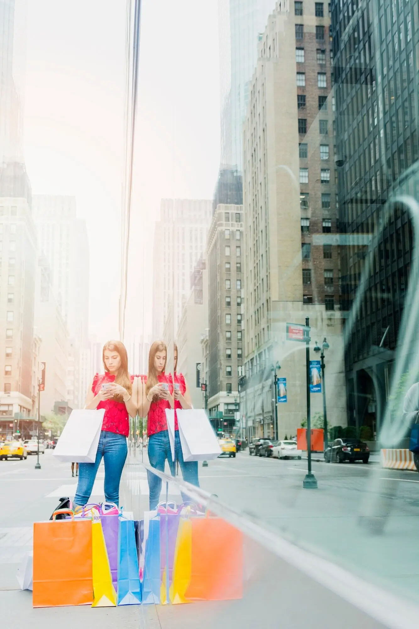 Женщина с пакетами из магазина на улице.