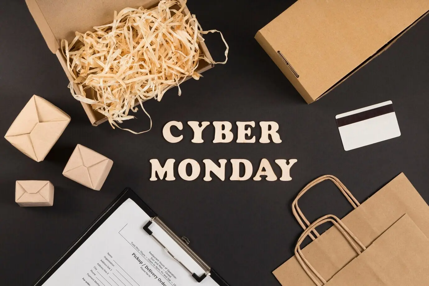 Вид сверху на текст «Cyber Monday»