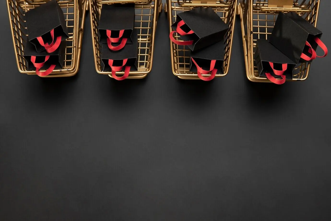 Композиция в стиле минимализма на чёрном фоне, посвящённая Чёрной пятнице.