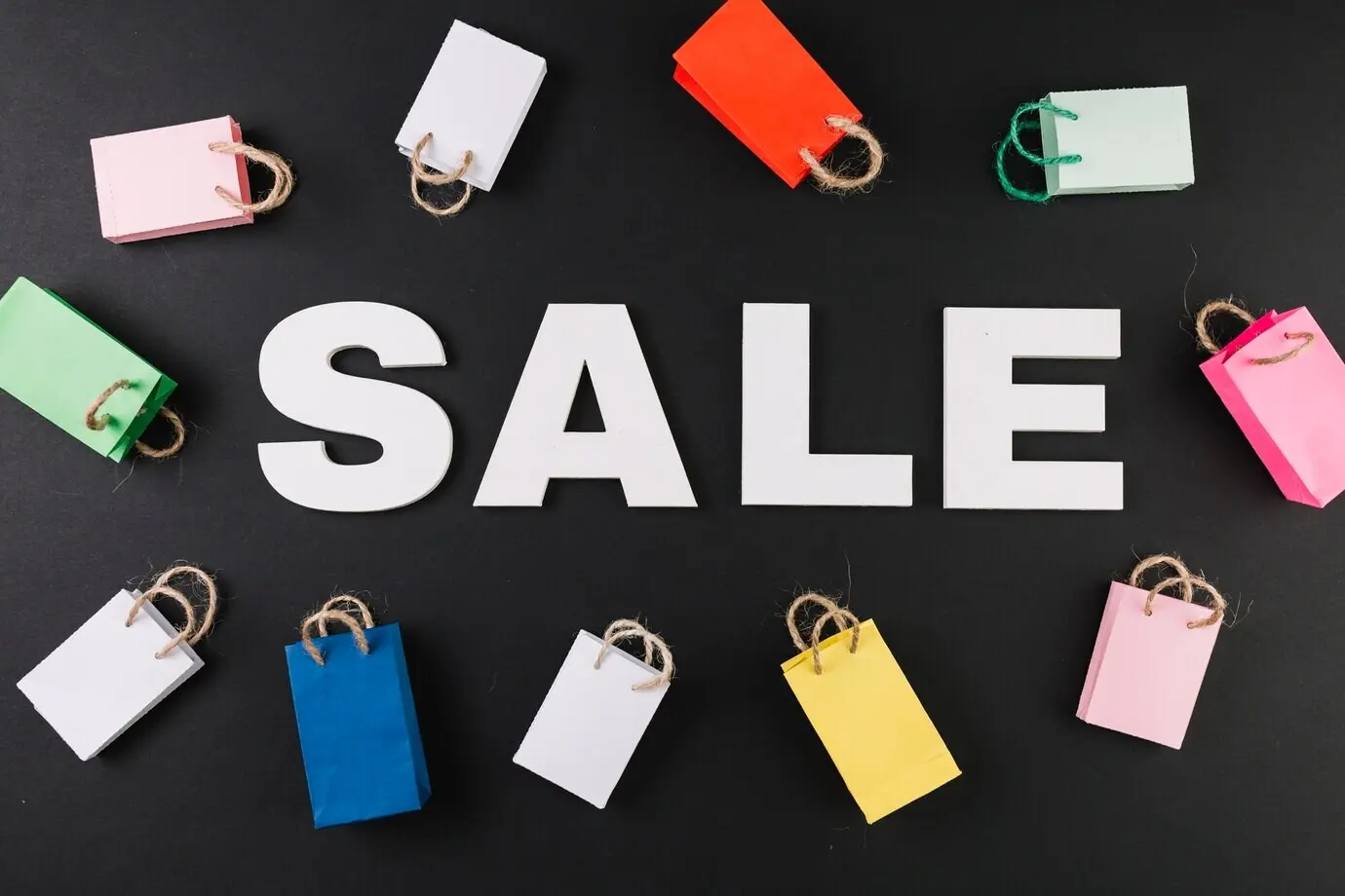 Маленькие разноцветные упаковки с надписью